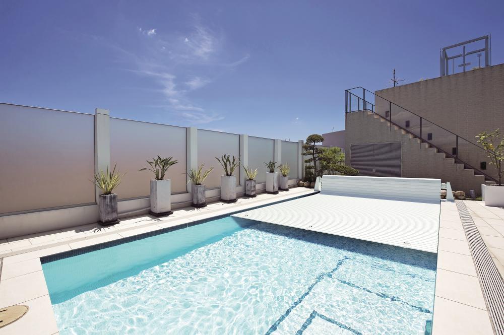 Rollabdeckung Rolleasy elektrisch Polycarbonat Solarlamellen